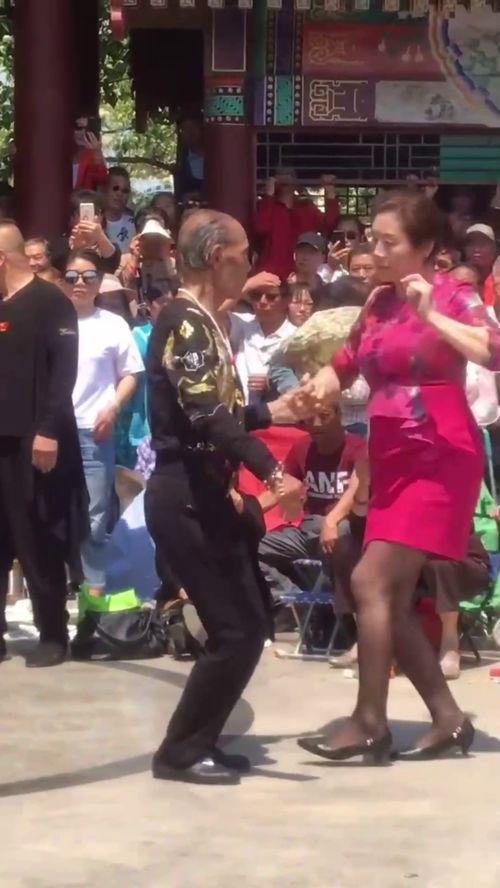 网红大爷跳舞,抖音神曲引领潮流